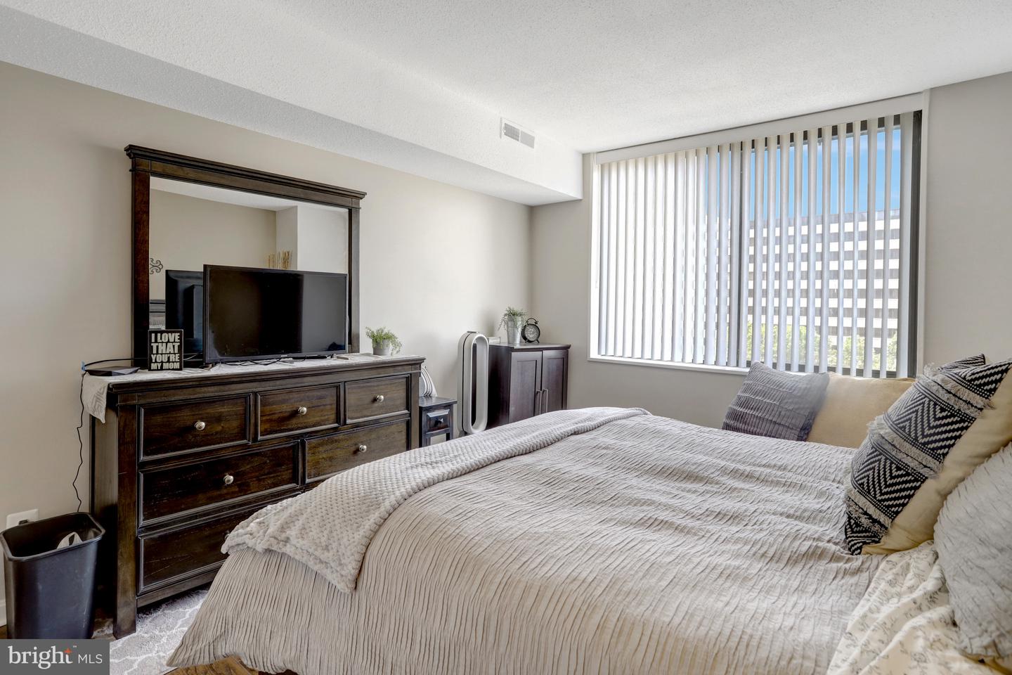 3713 S GEORGE MASON DR #713, FALLS CHURCH, Virginia 22041, 2 Bedrooms Bedrooms, 6 Rooms Rooms,2 BathroomsBathrooms,Residential,For sale,3713 S GEORGE MASON DR #713,VAFX2245918 MLS # VAFX2245918
