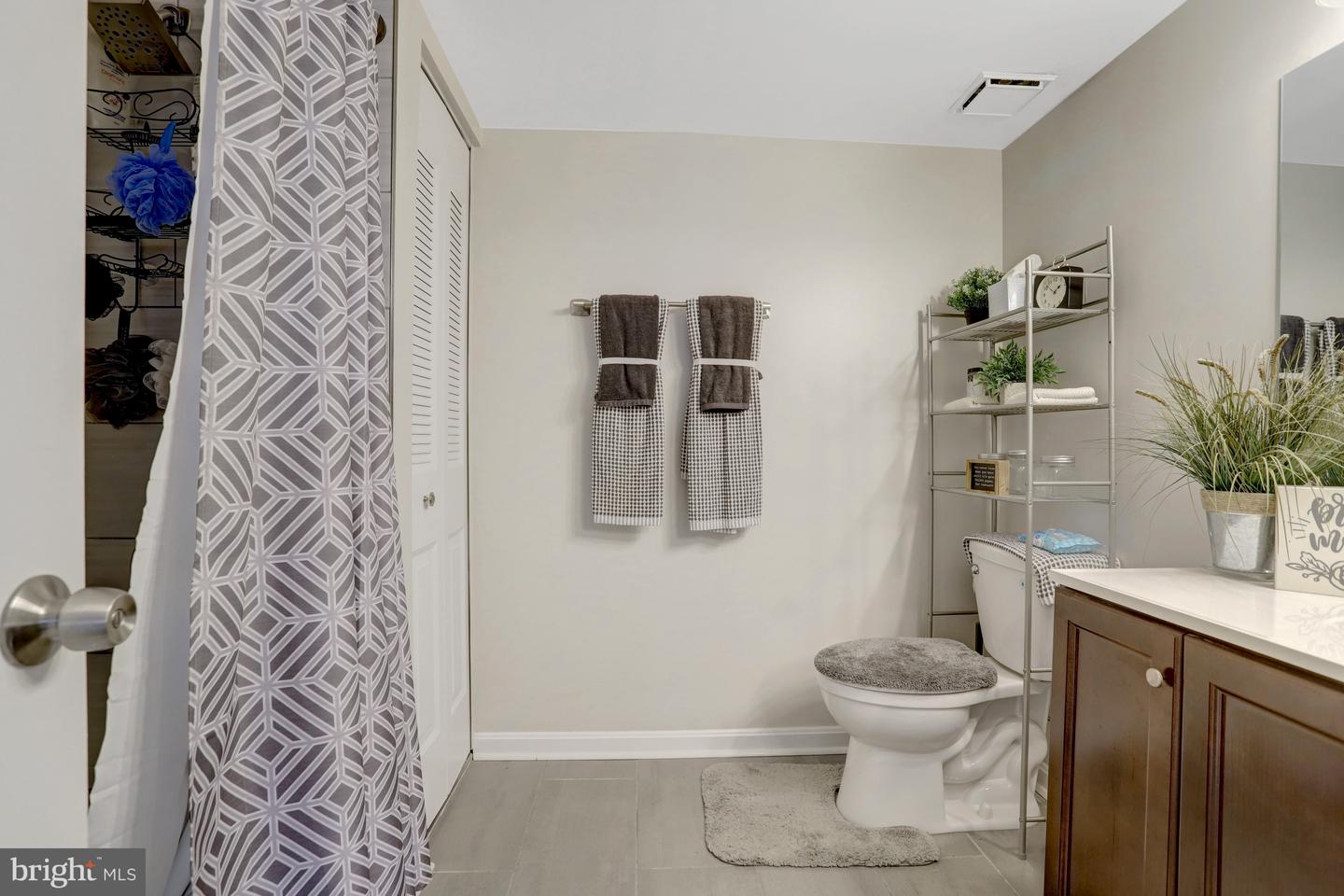 3713 S GEORGE MASON DR #713, FALLS CHURCH, Virginia 22041, 2 Bedrooms Bedrooms, 6 Rooms Rooms,2 BathroomsBathrooms,Residential,For sale,3713 S GEORGE MASON DR #713,VAFX2245918 MLS # VAFX2245918