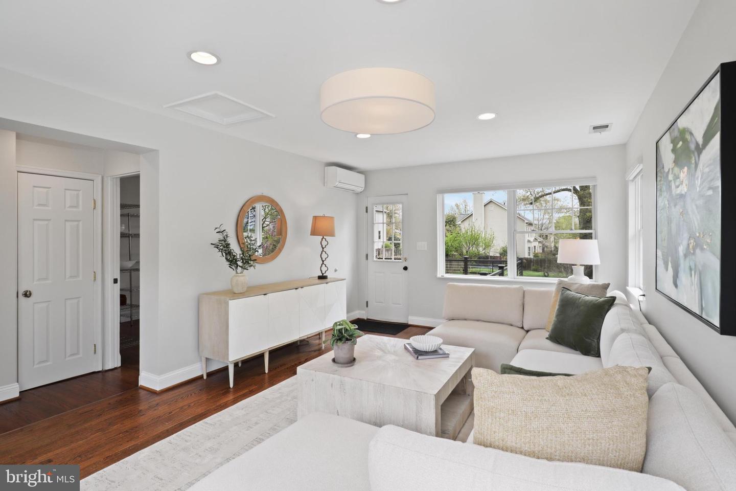 865 N JEFFERSON ST, ARLINGTON, Virginia 22205, 5 Bedrooms Bedrooms, ,4 BathroomsBathrooms,Residential,For sale,865 N JEFFERSON ST,VAAR2058858 MLS # VAAR2058858