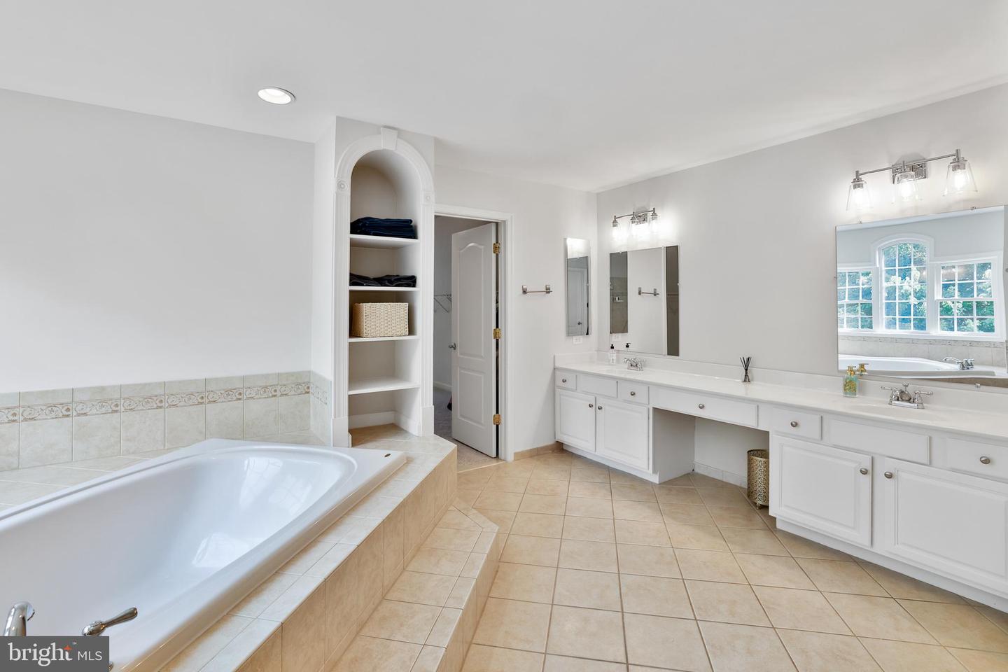 17301 ROUNDMONT PL, ROUND HILL, Virginia 20141, 5 Bedrooms Bedrooms, ,4 BathroomsBathrooms,Residential,For sale,17301 ROUNDMONT PL,VALO2098972 MLS # VALO2098972