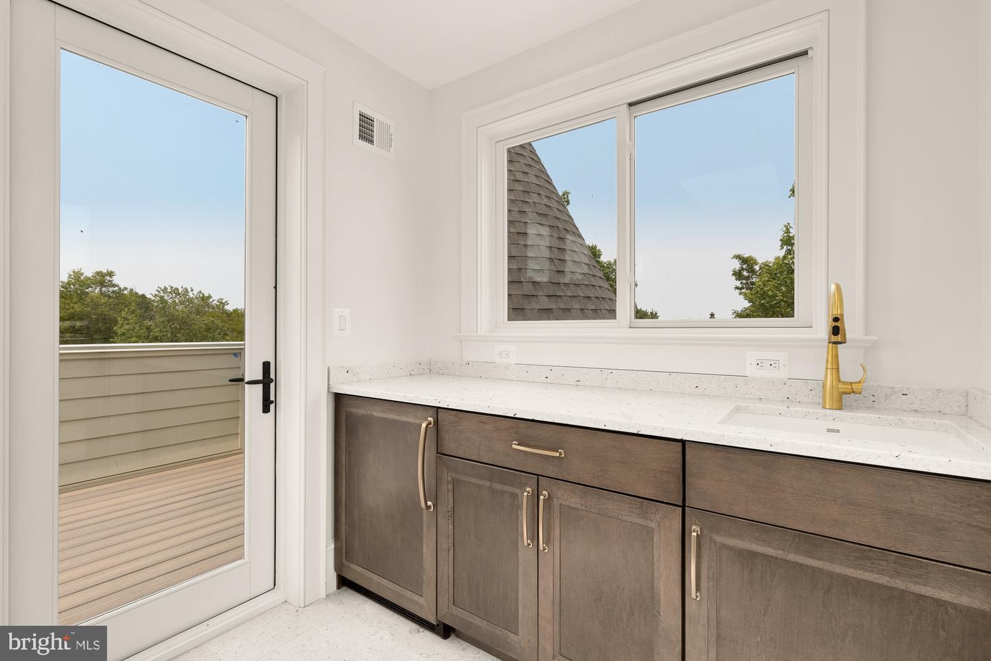 1201 D ST NE, WASHINGTON, District Of Columbia 20002, 5 Bedrooms Bedrooms, ,4 BathroomsBathrooms,Residential,For sale,1201 D ST NE,DCDC2145188 MLS # DCDC2145188
