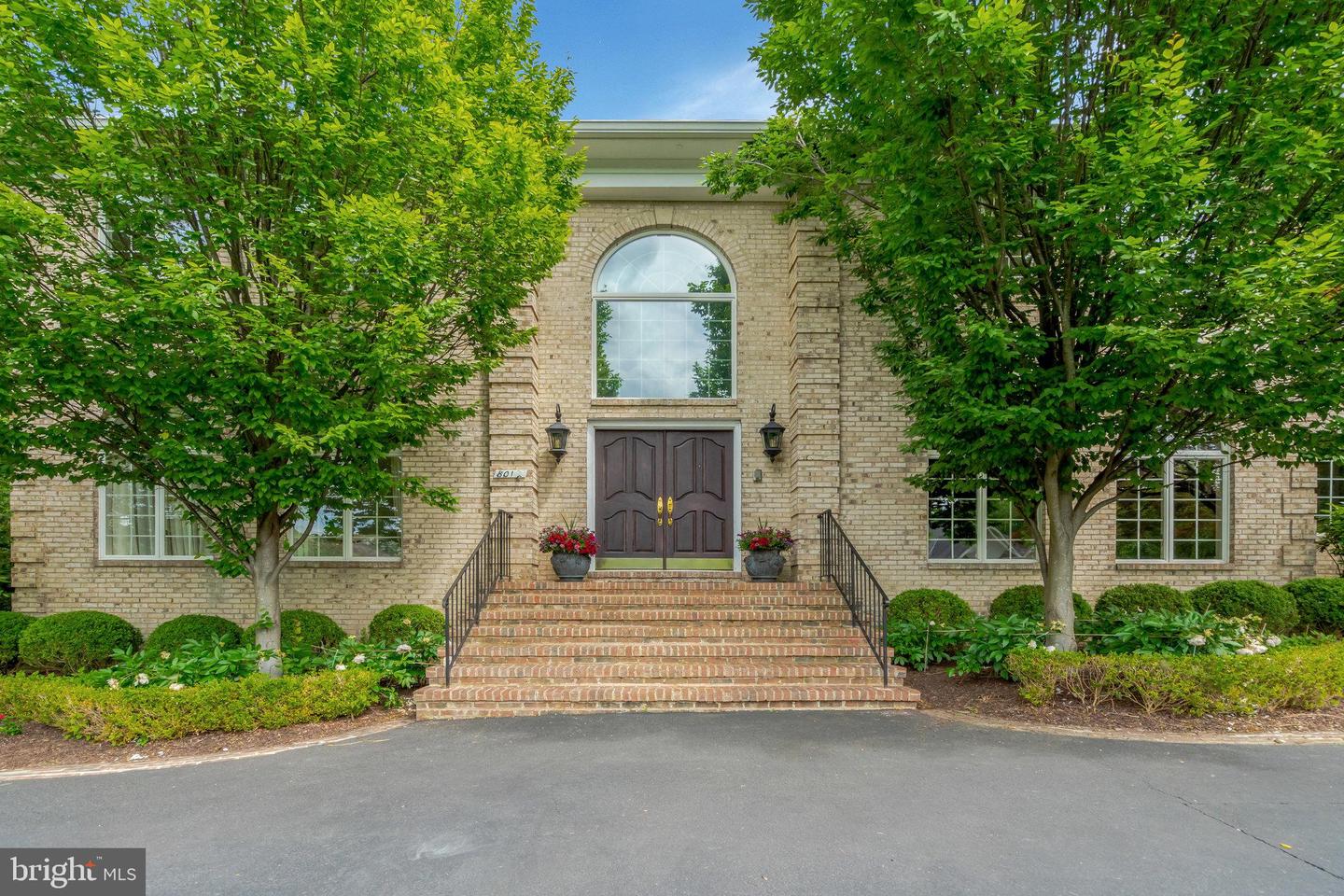 8013 GREENWICH WOODS DR, MCLEAN, Virginia 22102, 5 Bedrooms Bedrooms, ,4 BathroomsBathrooms,Residential,For sale,8013 GREENWICH WOODS DR,VAFX2214270 MLS # VAFX2214270
