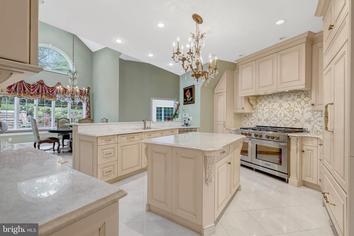 8013 GREENWICH WOODS DR, MCLEAN, Virginia 22102, 5 Bedrooms Bedrooms, ,4 BathroomsBathrooms,Residential,For sale,8013 GREENWICH WOODS DR,VAFX2214270 MLS # VAFX2214270