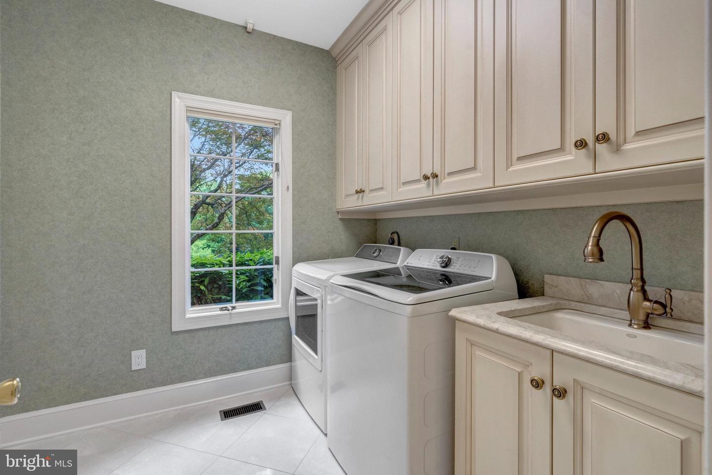 8013 GREENWICH WOODS DR, MCLEAN, Virginia 22102, 5 Bedrooms Bedrooms, ,4 BathroomsBathrooms,Residential,For sale,8013 GREENWICH WOODS DR,VAFX2214270 MLS # VAFX2214270