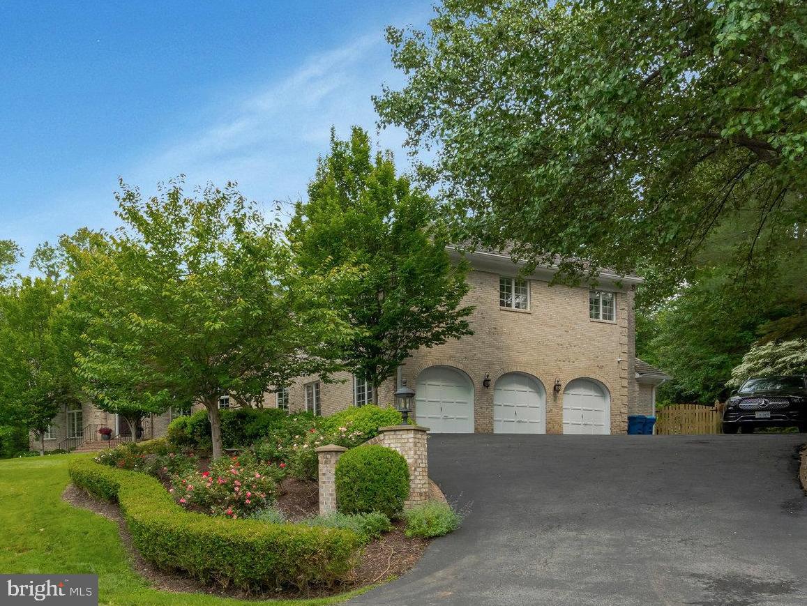 8013 GREENWICH WOODS DR, MCLEAN, Virginia 22102, 5 Bedrooms Bedrooms, ,4 BathroomsBathrooms,Residential,For sale,8013 GREENWICH WOODS DR,VAFX2214270 MLS # VAFX2214270