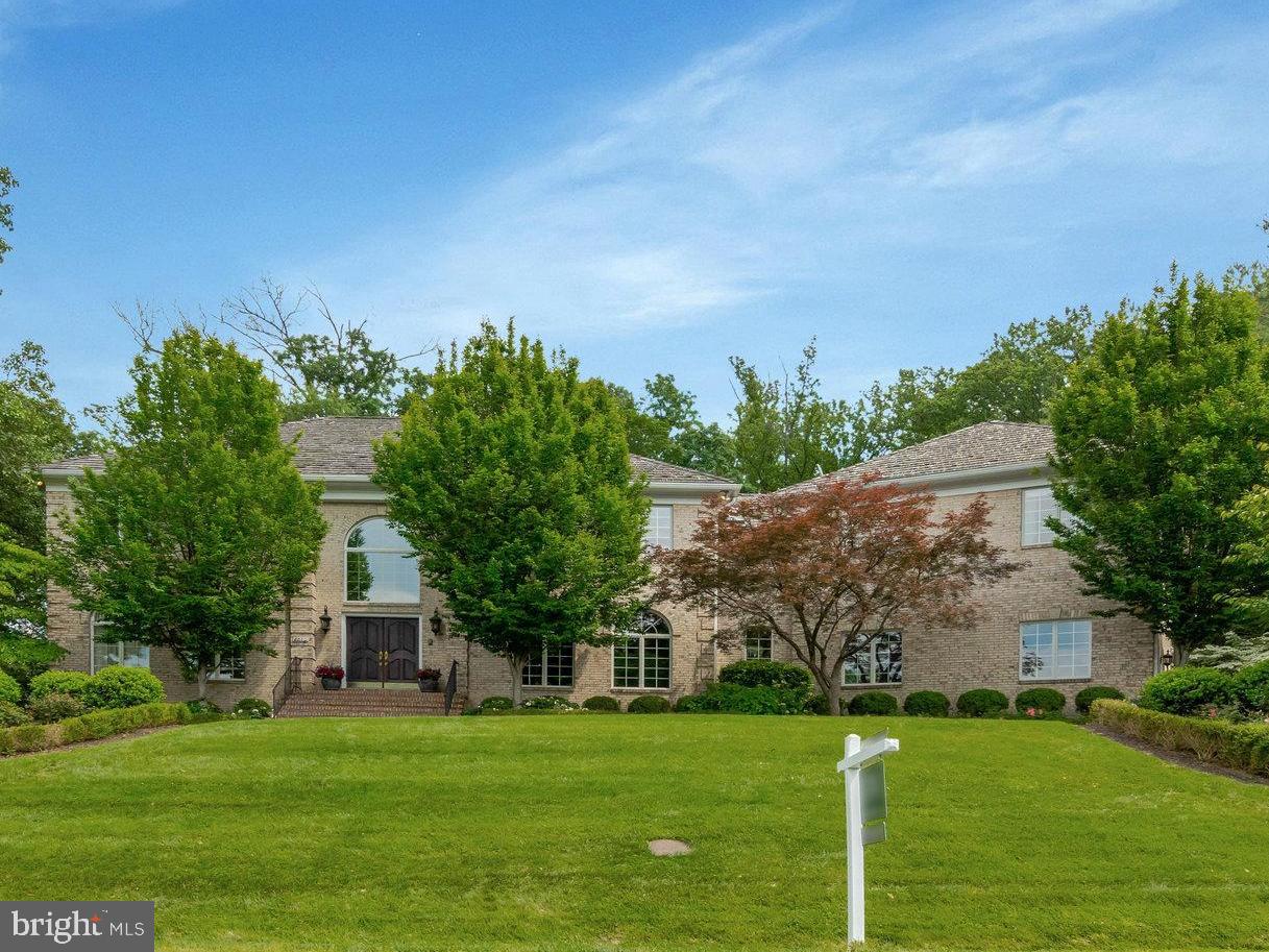 8013 GREENWICH WOODS DR, MCLEAN, Virginia 22102, 5 Bedrooms Bedrooms, ,4 BathroomsBathrooms,Residential,For sale,8013 GREENWICH WOODS DR,VAFX2214270 MLS # VAFX2214270