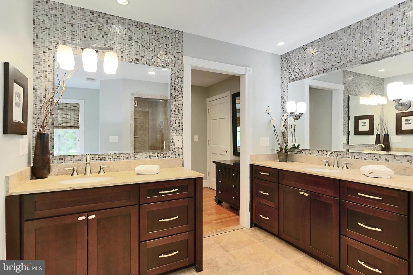 7221 TIMBER LN, FALLS CHURCH, Virginia 22046, 6 Bedrooms Bedrooms, ,4 BathroomsBathrooms,Residential,For sale,7221 TIMBER LN,VAFX2233936 MLS # VAFX2233936