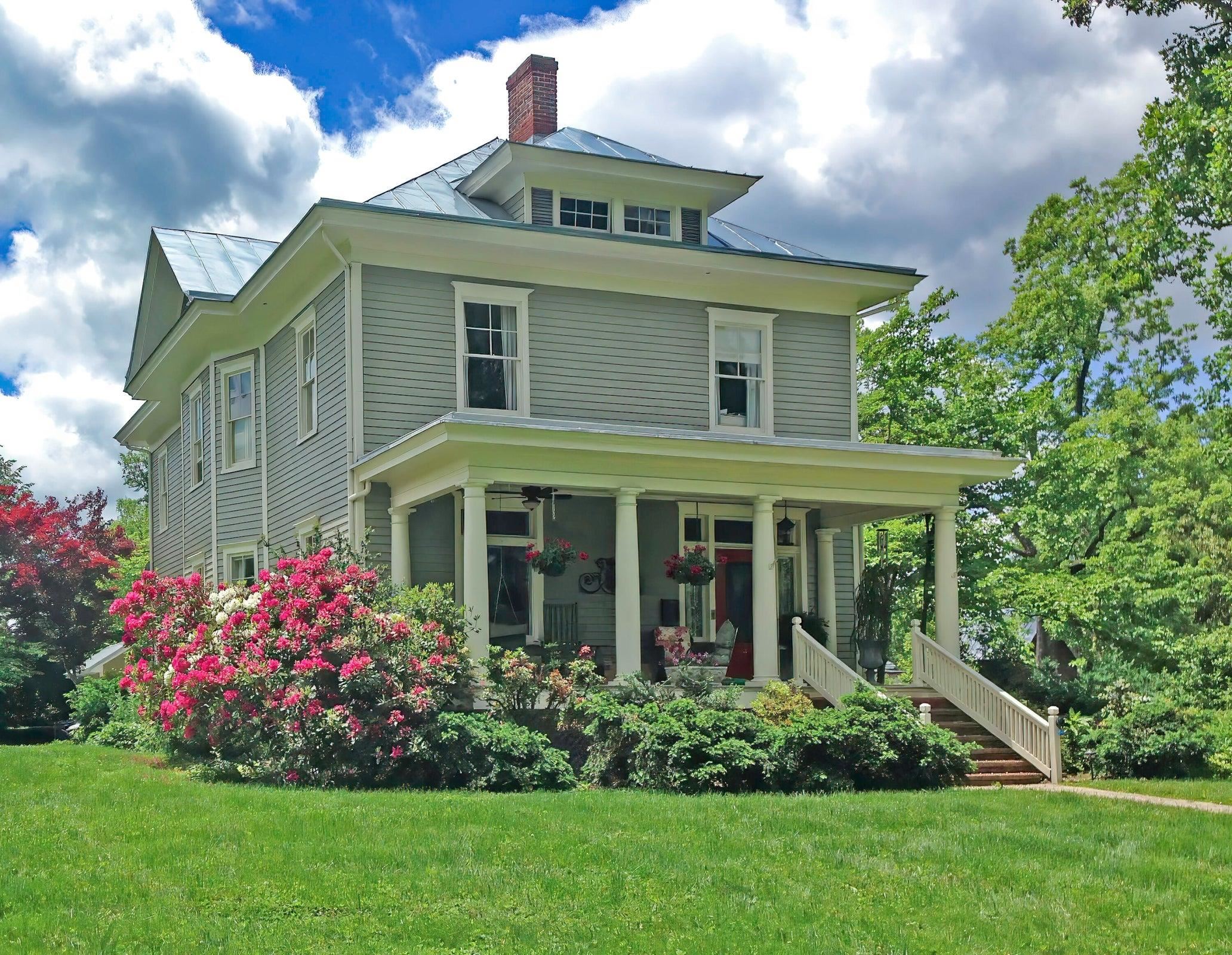 4 WHITE ST, LEXINGTON, Virginia 24450, 6 Bedrooms Bedrooms, ,3 BathroomsBathrooms,Residential,4 White St Lexington, VA 24450,4 WHITE ST,665508 MLS # 665508