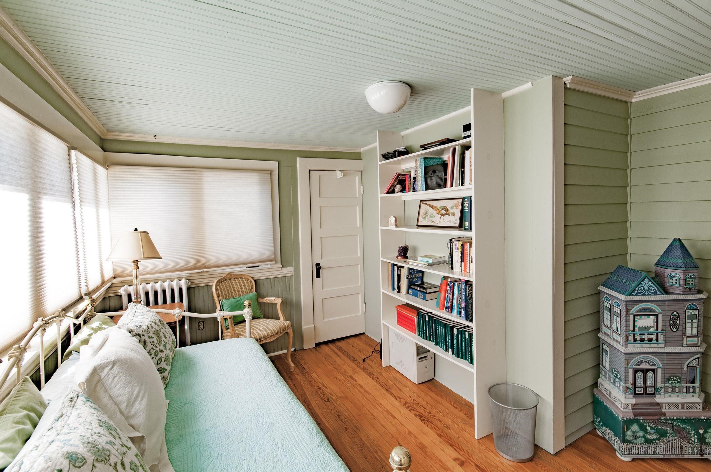 View the mountains from the windows. Feel like you are living in a tree house. Built-in book shelves. Wood floors. Light-filled.