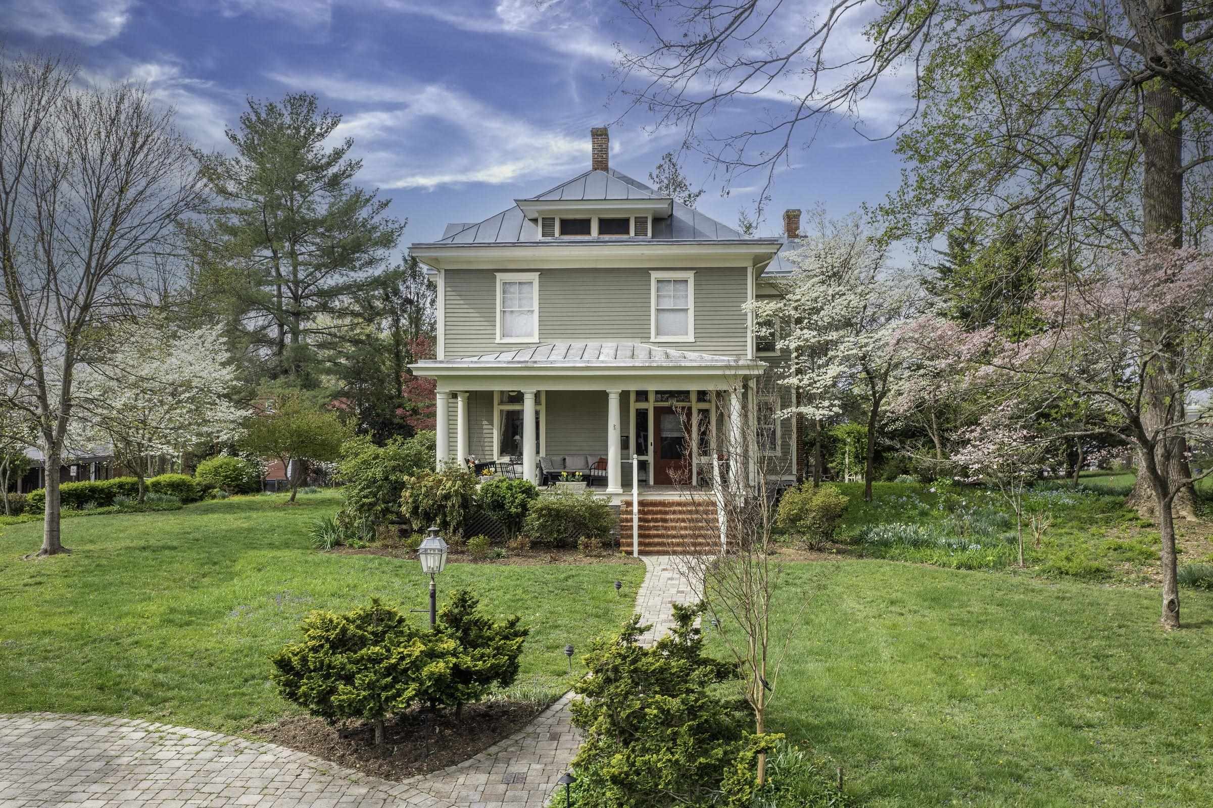 4 WHITE ST, LEXINGTON, Virginia 24450, 6 Bedrooms Bedrooms, ,3 BathroomsBathrooms,Residential,4 White St Lexington, VA 24450,4 WHITE ST,665508 MLS # 665508