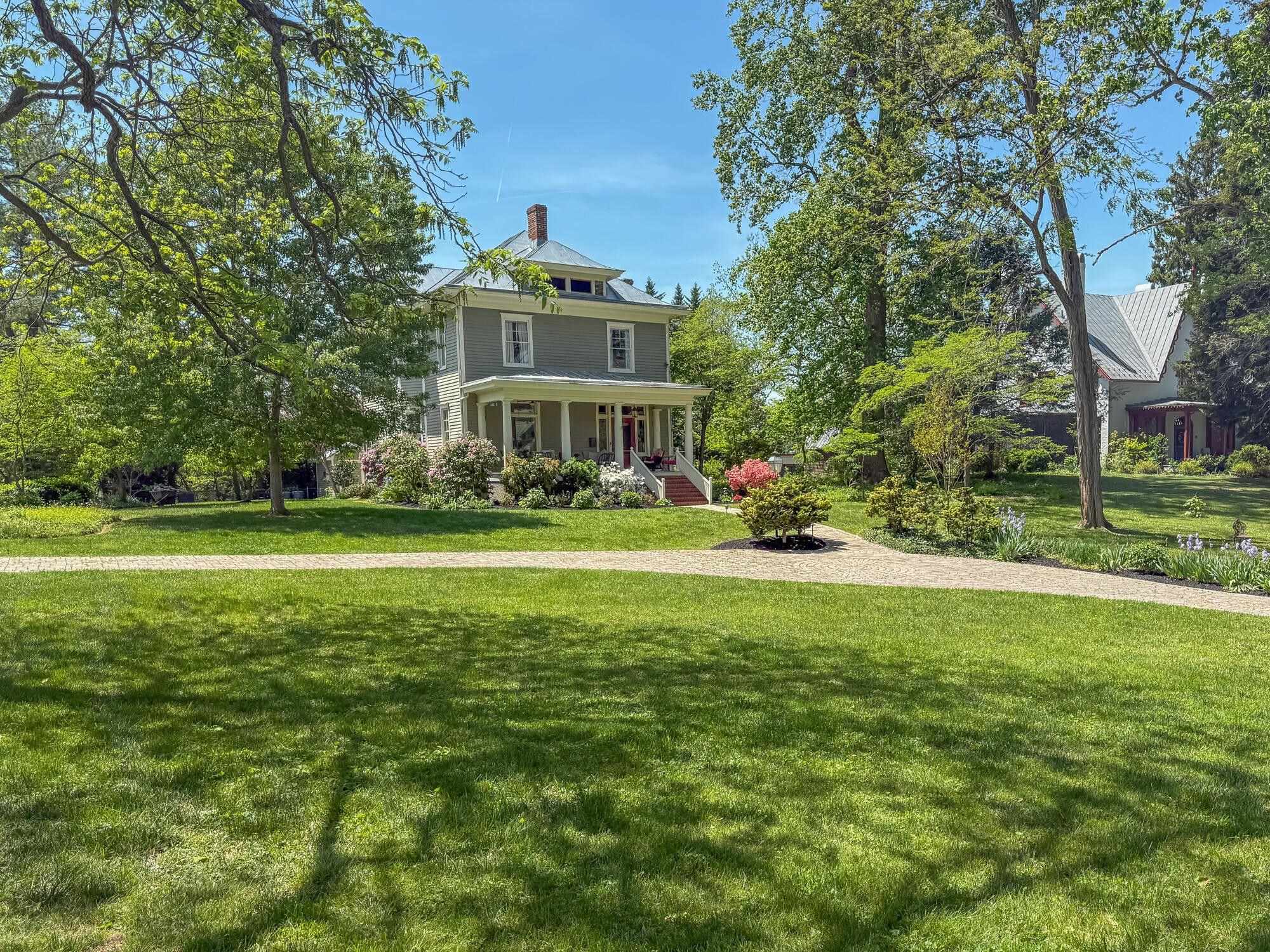 4 WHITE ST, LEXINGTON, Virginia 24450, 6 Bedrooms Bedrooms, ,3 BathroomsBathrooms,Residential,4 White St Lexington, VA 24450,4 WHITE ST,665508 MLS # 665508