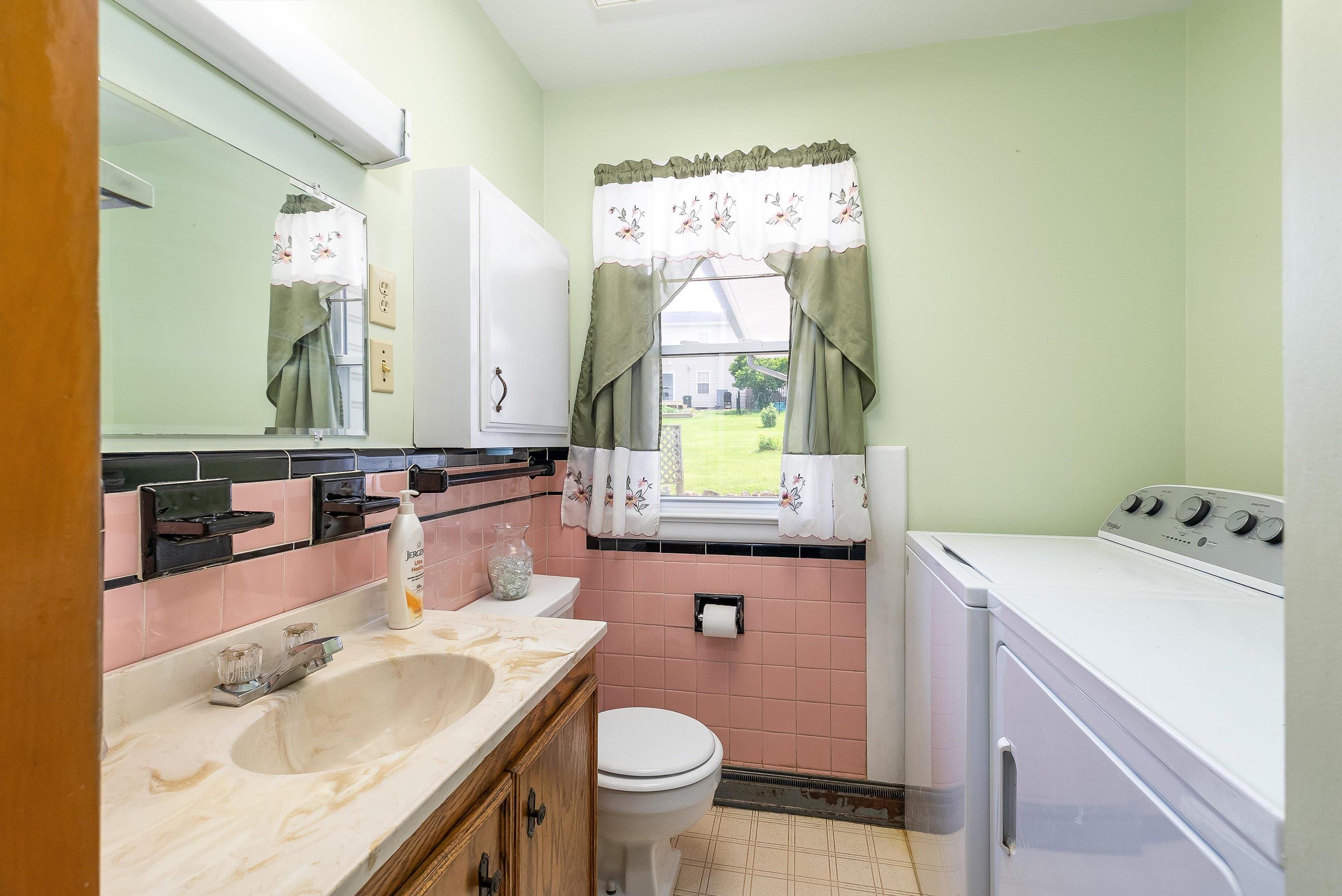 218 BROADWAY AVE, BROADWAY, Virginia 22815, 3 Bedrooms Bedrooms, ,1 BathroomBathrooms,Residential,218 BROADWAY AVE,665511 MLS # 665511