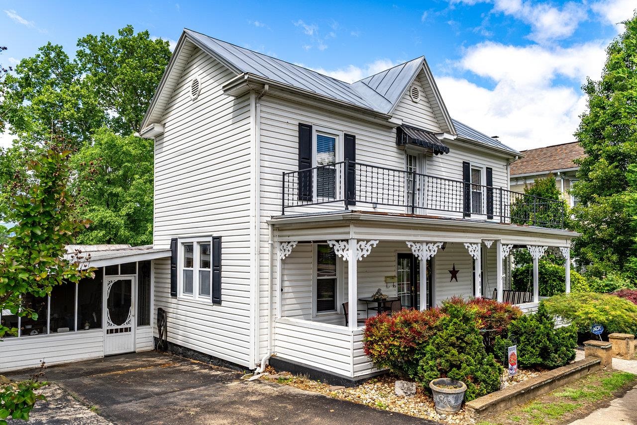 411 FOURTH ST, SHENANDOAH, Virginia 22849, 4 Bedrooms Bedrooms, ,2 BathroomsBathrooms,Residential,411 FOURTH ST,665547 MLS # 665547