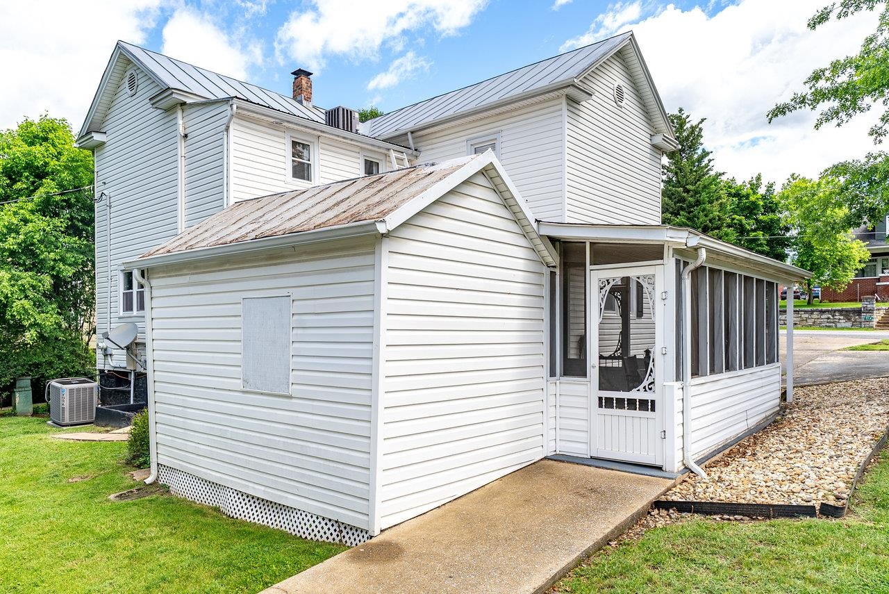 411 FOURTH ST, SHENANDOAH, Virginia 22849, 4 Bedrooms Bedrooms, ,2 BathroomsBathrooms,Residential,411 FOURTH ST,665547 MLS # 665547