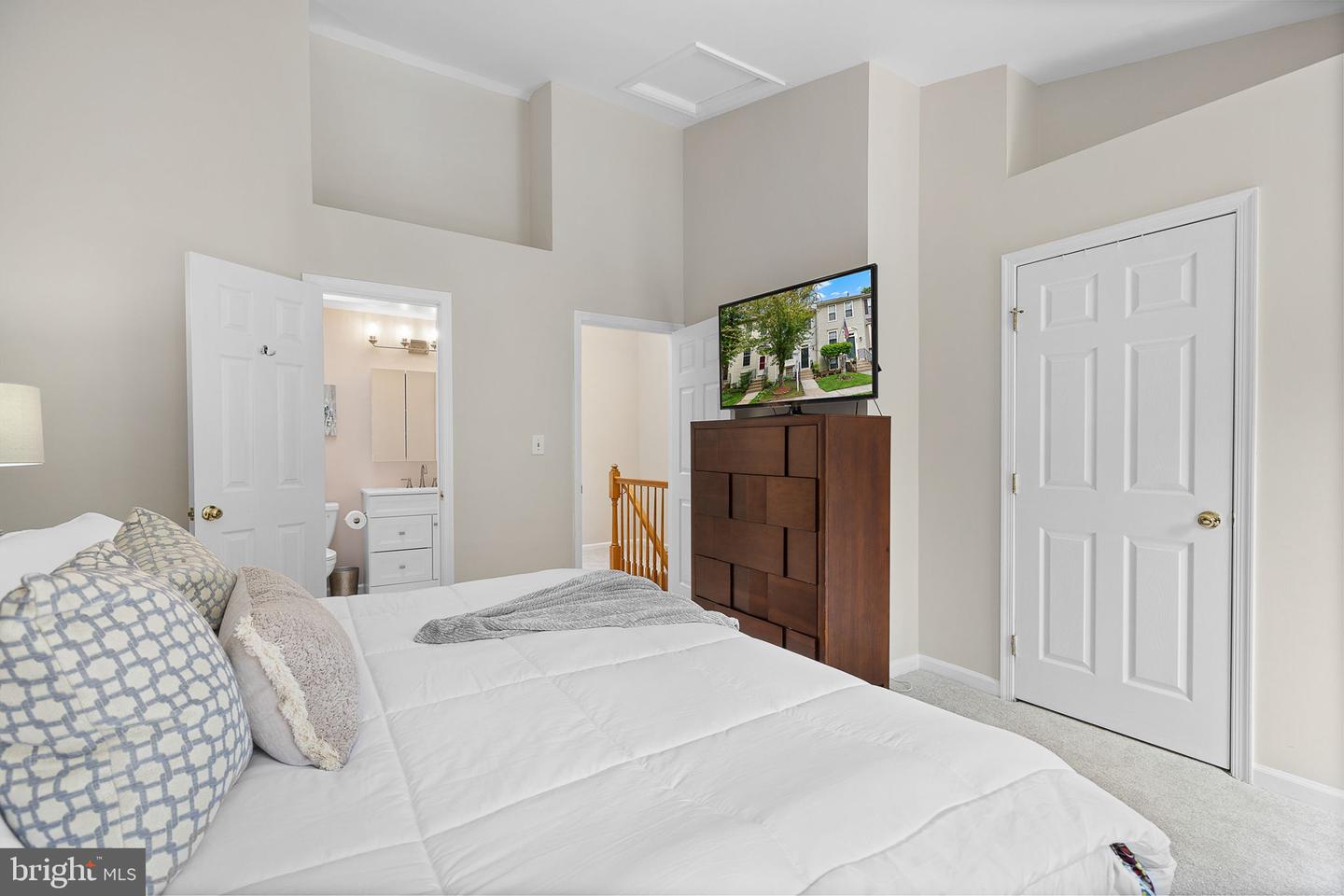 6582 SKYLEMAR TRL, CENTREVILLE, Virginia 20121, 2 Bedrooms Bedrooms, ,2 BathroomsBathrooms,Residential,For sale,6582 SKYLEMAR TRL,VAFX2242126 MLS # VAFX2242126