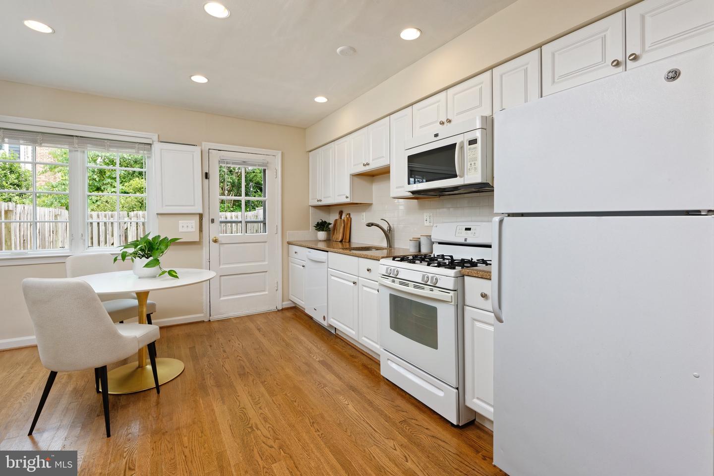 417 GIBBON ST, ALEXANDRIA, Virginia 22314, 2 Bedrooms Bedrooms, ,1 BathroomBathrooms,Residential,For sale,417 GIBBON ST,VAAX2045642 MLS # VAAX2045642