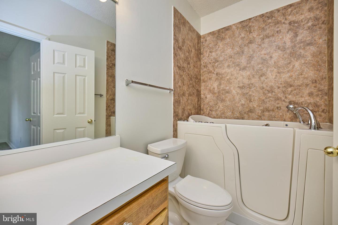 13060 AUTUMN WOODS WAY #101, FAIRFAX, Virginia 22033, 2 Bedrooms Bedrooms, ,2 BathroomsBathrooms,Residential,For sale,13060 AUTUMN WOODS WAY #101,VAFX2242934 MLS # VAFX2242934