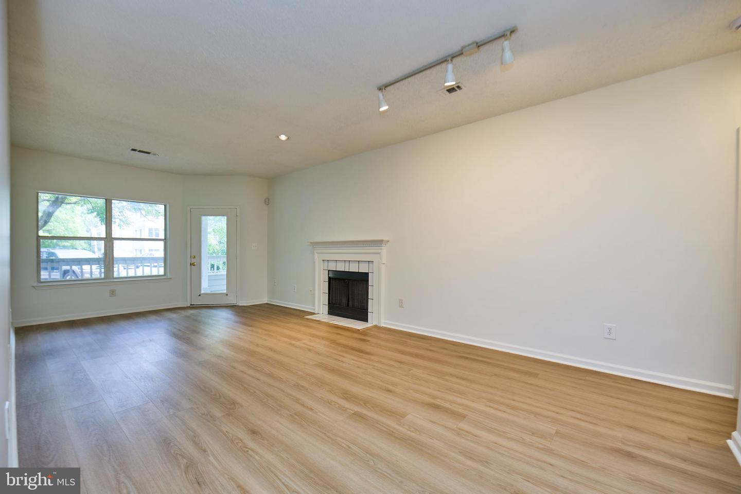 13060 AUTUMN WOODS WAY #101, FAIRFAX, Virginia 22033, 2 Bedrooms Bedrooms, ,2 BathroomsBathrooms,Residential,For sale,13060 AUTUMN WOODS WAY #101,VAFX2242934 MLS # VAFX2242934