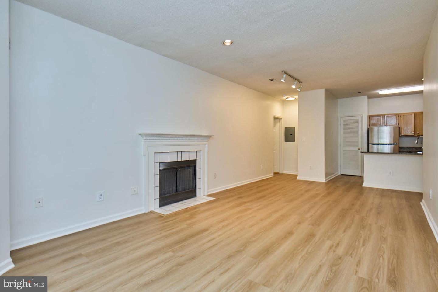 13060 AUTUMN WOODS WAY #101, FAIRFAX, Virginia 22033, 2 Bedrooms Bedrooms, ,2 BathroomsBathrooms,Residential,For sale,13060 AUTUMN WOODS WAY #101,VAFX2242934 MLS # VAFX2242934
