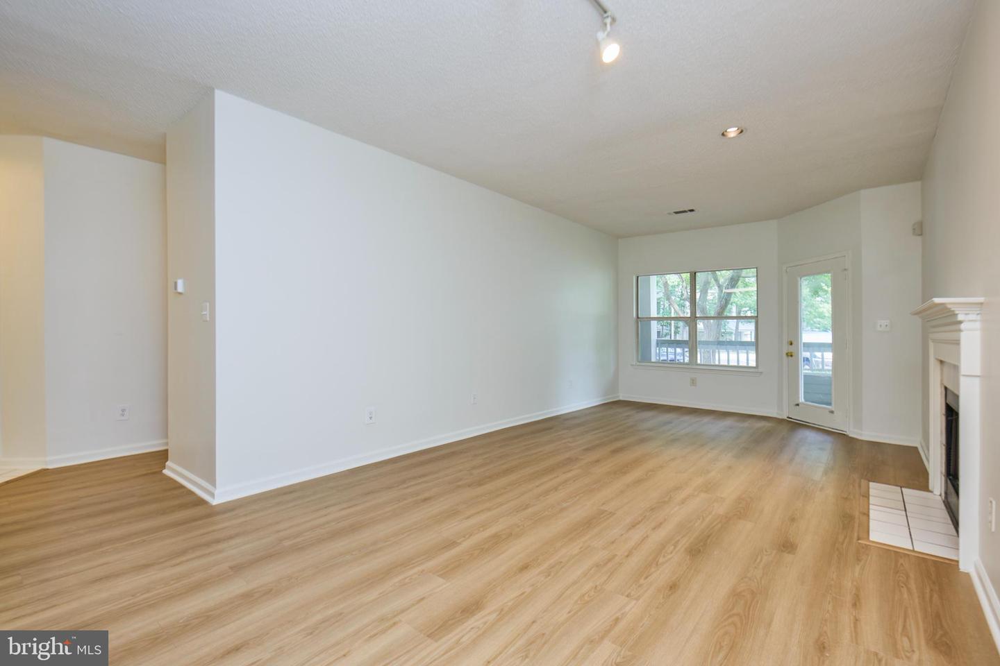 13060 AUTUMN WOODS WAY #101, FAIRFAX, Virginia 22033, 2 Bedrooms Bedrooms, ,2 BathroomsBathrooms,Residential,For sale,13060 AUTUMN WOODS WAY #101,VAFX2242934 MLS # VAFX2242934