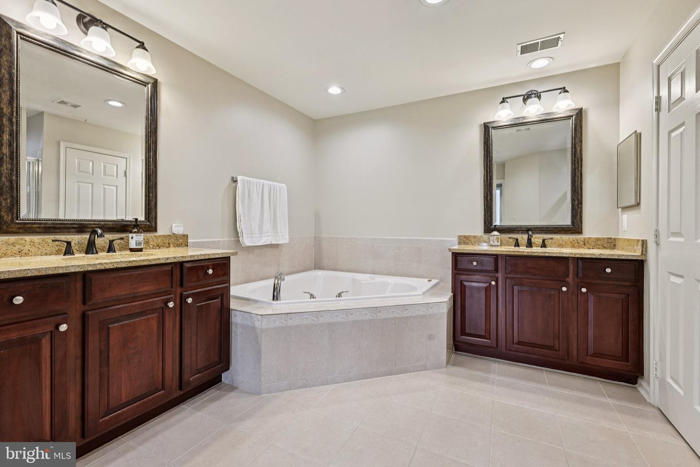18442 LANIER ISLAND SQ, LEESBURG, Virginia 20176, 3 Bedrooms Bedrooms, ,4 BathroomsBathrooms,Residential,For sale,18442 LANIER ISLAND SQ,VALO2097692 MLS # VALO2097692