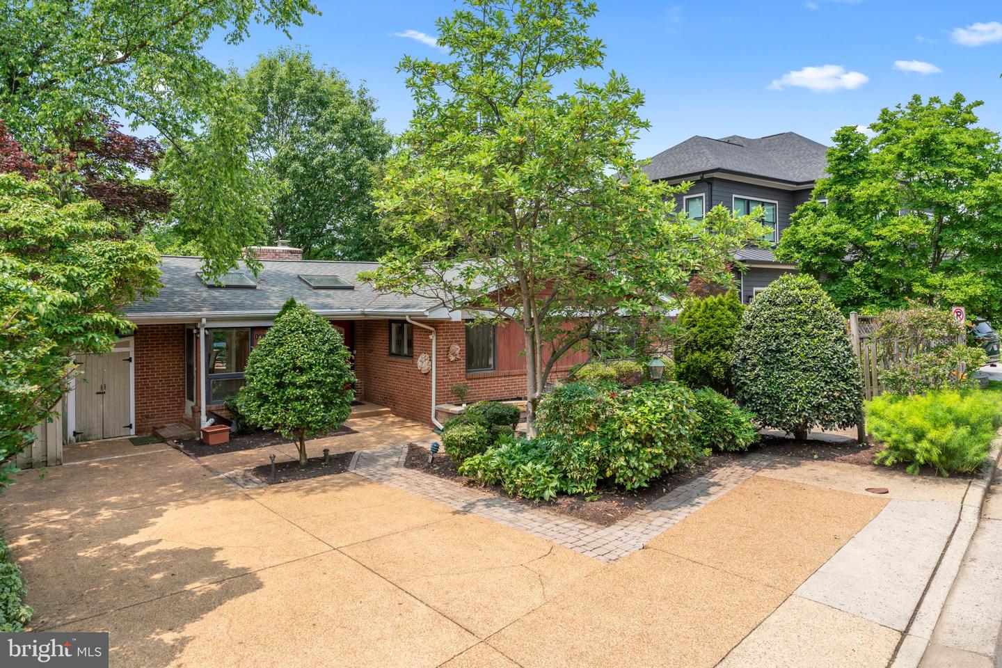1414 N JOHNSON ST, ARLINGTON, Virginia 22201, 4 Bedrooms Bedrooms, ,4 BathroomsBathrooms,Residential,For sale,1414 N JOHNSON ST,VAAR2058366 MLS # VAAR2058366