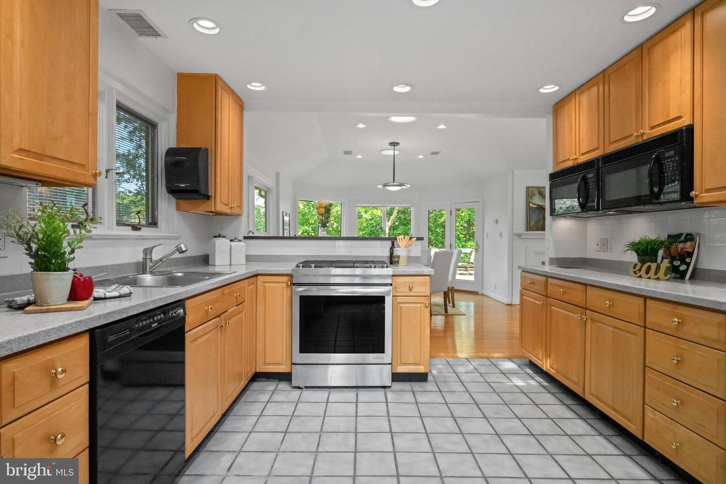 1414 N JOHNSON ST, ARLINGTON, Virginia 22201, 4 Bedrooms Bedrooms, ,4 BathroomsBathrooms,Residential,For sale,1414 N JOHNSON ST,VAAR2058366 MLS # VAAR2058366