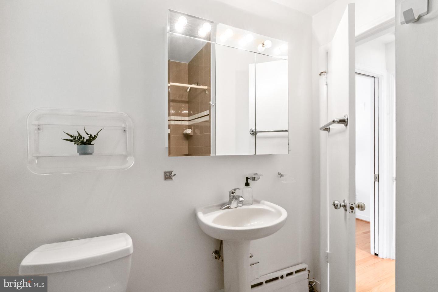 1414 N JOHNSON ST, ARLINGTON, Virginia 22201, 4 Bedrooms Bedrooms, ,4 BathroomsBathrooms,Residential,For sale,1414 N JOHNSON ST,VAAR2058366 MLS # VAAR2058366