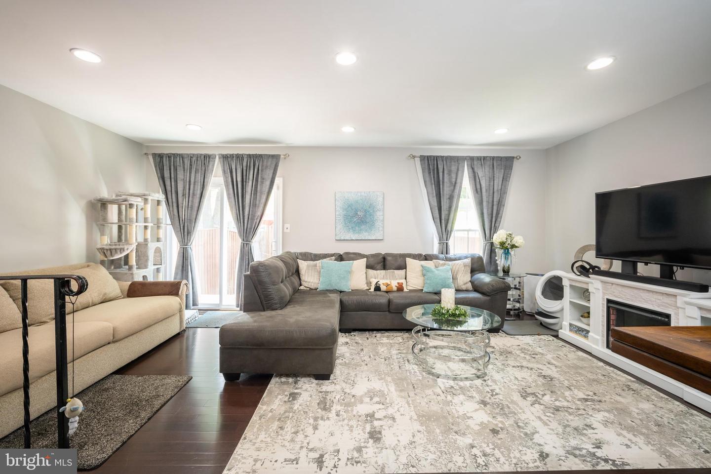 7329 ROLLING OAK LN, SPRINGFIELD, Virginia 22153, 3 Bedrooms Bedrooms, 7 Rooms Rooms,2 BathroomsBathrooms,Residential,For sale,7329 ROLLING OAK LN,VAFX2244422 MLS # VAFX2244422