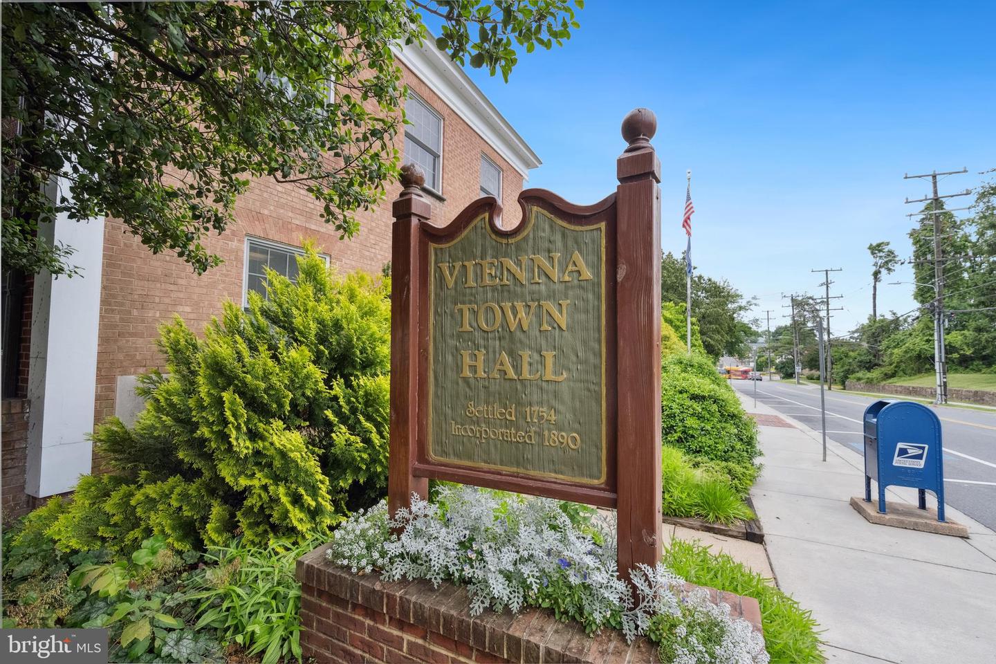 141 CENTER ST S #6, VIENNA, Virginia 22180, 4 Bedrooms Bedrooms, ,3 BathroomsBathrooms,Residential,For sale,141 CENTER ST S #6,VAFX2244464 MLS # VAFX2244464
