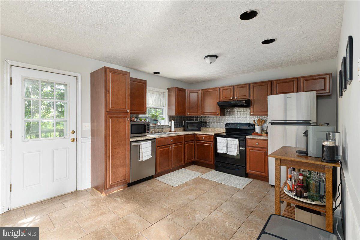 213 LITTLE RIVER DR, WINCHESTER, Virginia 22602, 2 Bedrooms Bedrooms, 6 Rooms Rooms,1 BathroomBathrooms,Residential,For sale,213 LITTLE RIVER DR,VAFV2034566 MLS # VAFV2034566