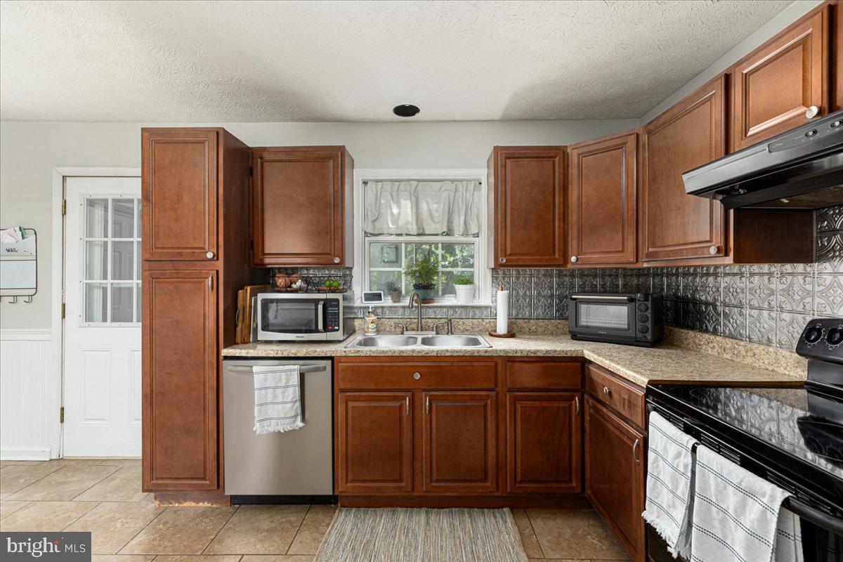 213 LITTLE RIVER DR, WINCHESTER, Virginia 22602, 2 Bedrooms Bedrooms, 6 Rooms Rooms,1 BathroomBathrooms,Residential,For sale,213 LITTLE RIVER DR,VAFV2034566 MLS # VAFV2034566
