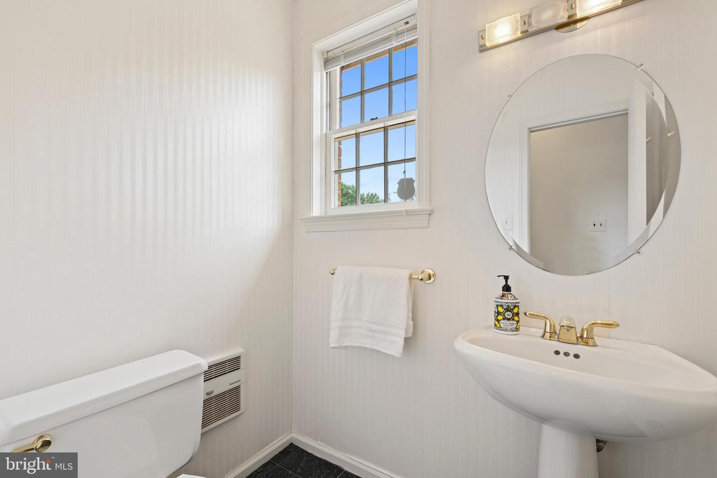 4041 27TH RD N, ARLINGTON, Virginia 22207, 5 Bedrooms Bedrooms, ,3 BathroomsBathrooms,Residential,For sale,4041 27TH RD N,VAAR2058556 MLS # VAAR2058556