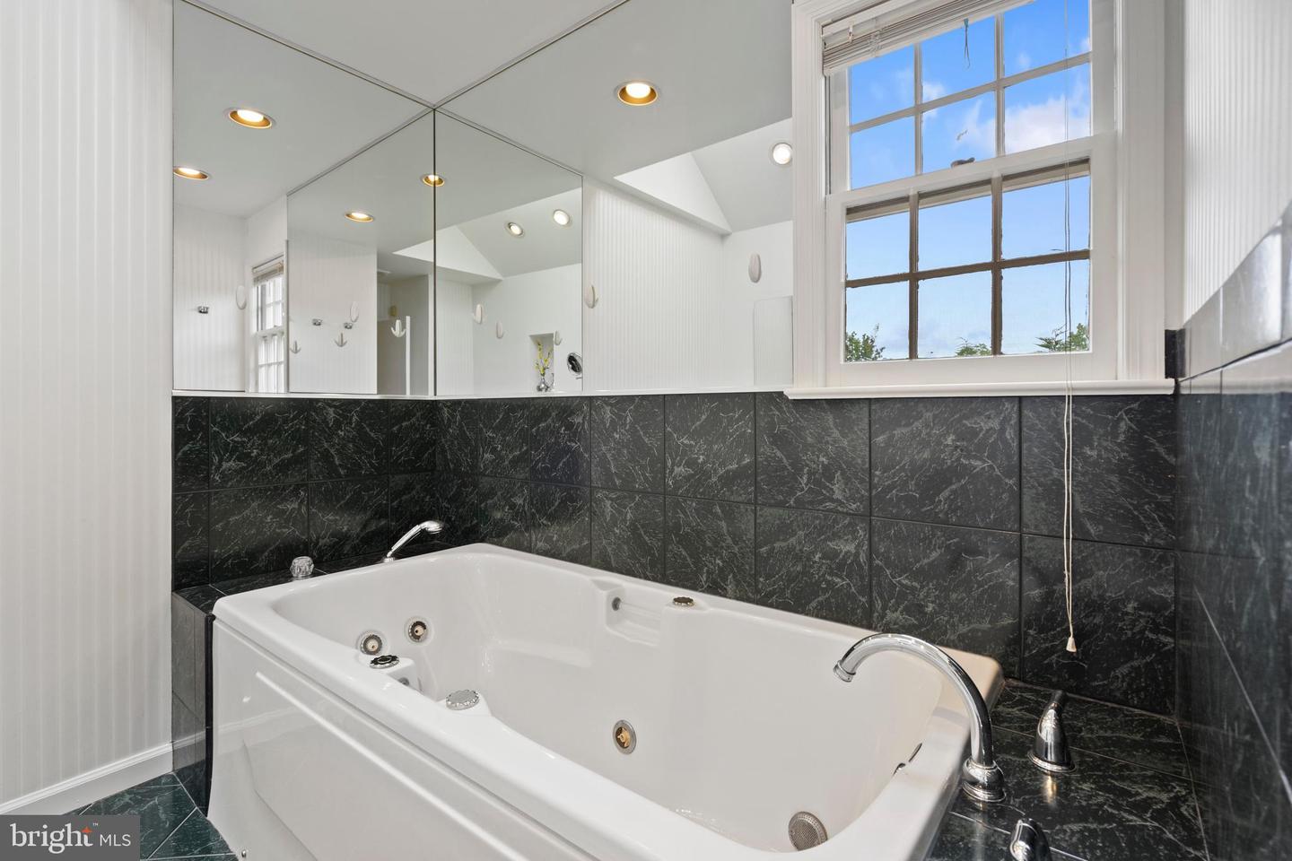 4041 27TH RD N, ARLINGTON, Virginia 22207, 5 Bedrooms Bedrooms, ,3 BathroomsBathrooms,Residential,For sale,4041 27TH RD N,VAAR2058556 MLS # VAAR2058556