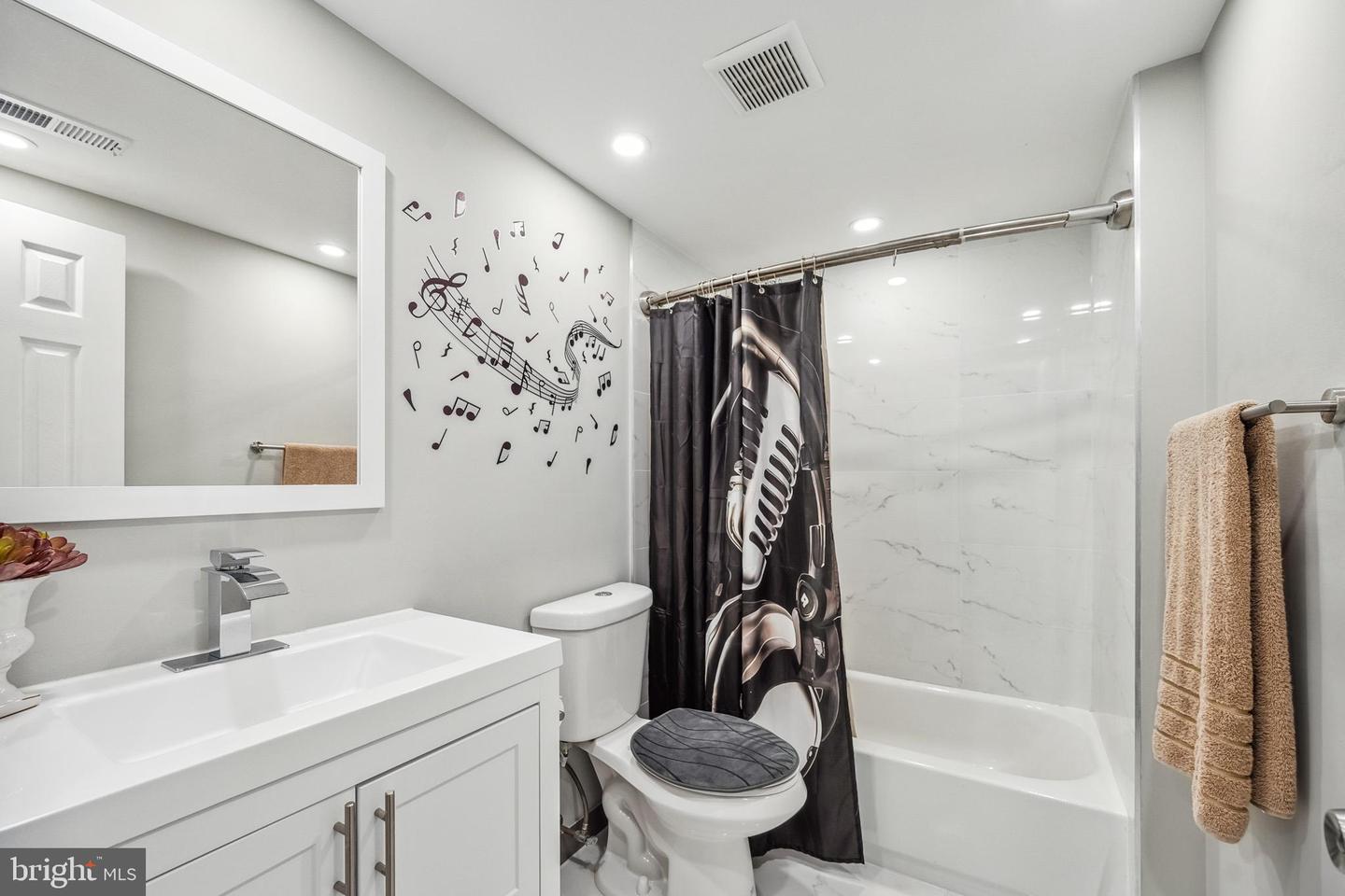 6004 FORREST HOLLOW LN, SPRINGFIELD, Virginia 22152, 3 Bedrooms Bedrooms, ,3 BathroomsBathrooms,Residential,For sale,6004 FORREST HOLLOW LN,VAFX2244800 MLS # VAFX2244800