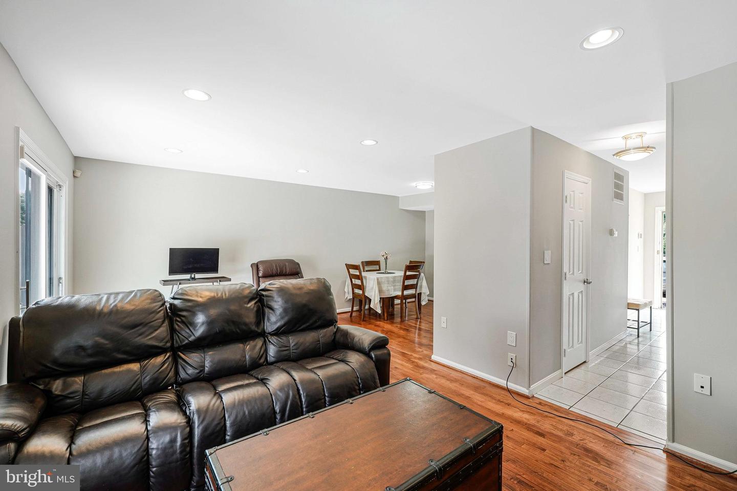 9859 LAKEPOINTE DR, BURKE, Virginia 22015, 3 Bedrooms Bedrooms, ,2 BathroomsBathrooms,Residential,For sale,9859 LAKEPOINTE DR,VAFX2244960 MLS # VAFX2244960