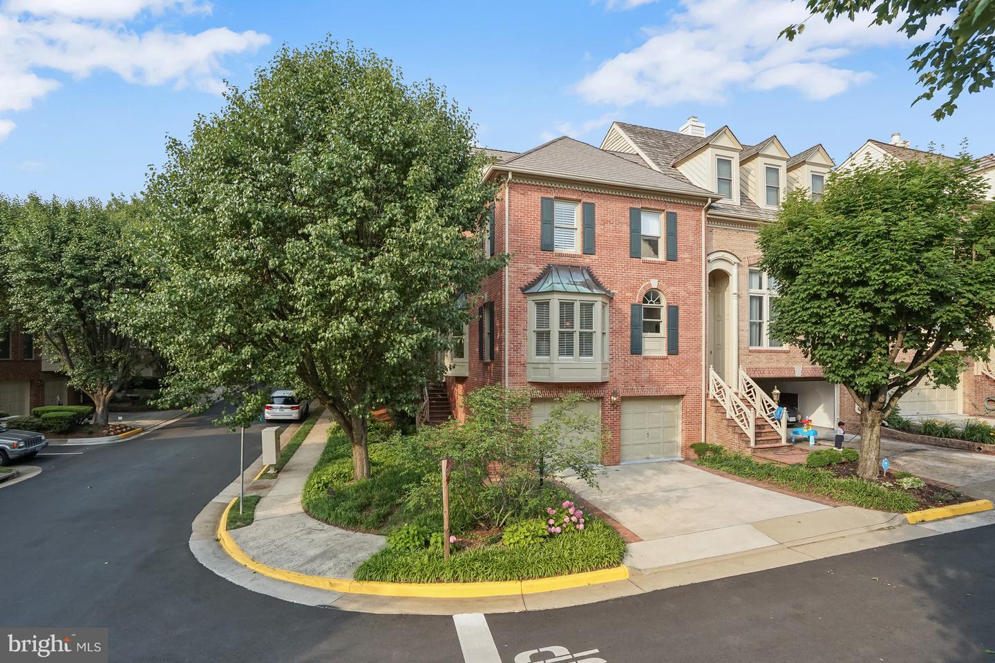 6638 HAMPTON VIEW PL, MCLEAN, Virginia 22101, 3 Bedrooms Bedrooms, ,3 BathroomsBathrooms,Residential,For sale,6638 HAMPTON VIEW PL,VAFX2245054 MLS # VAFX2245054