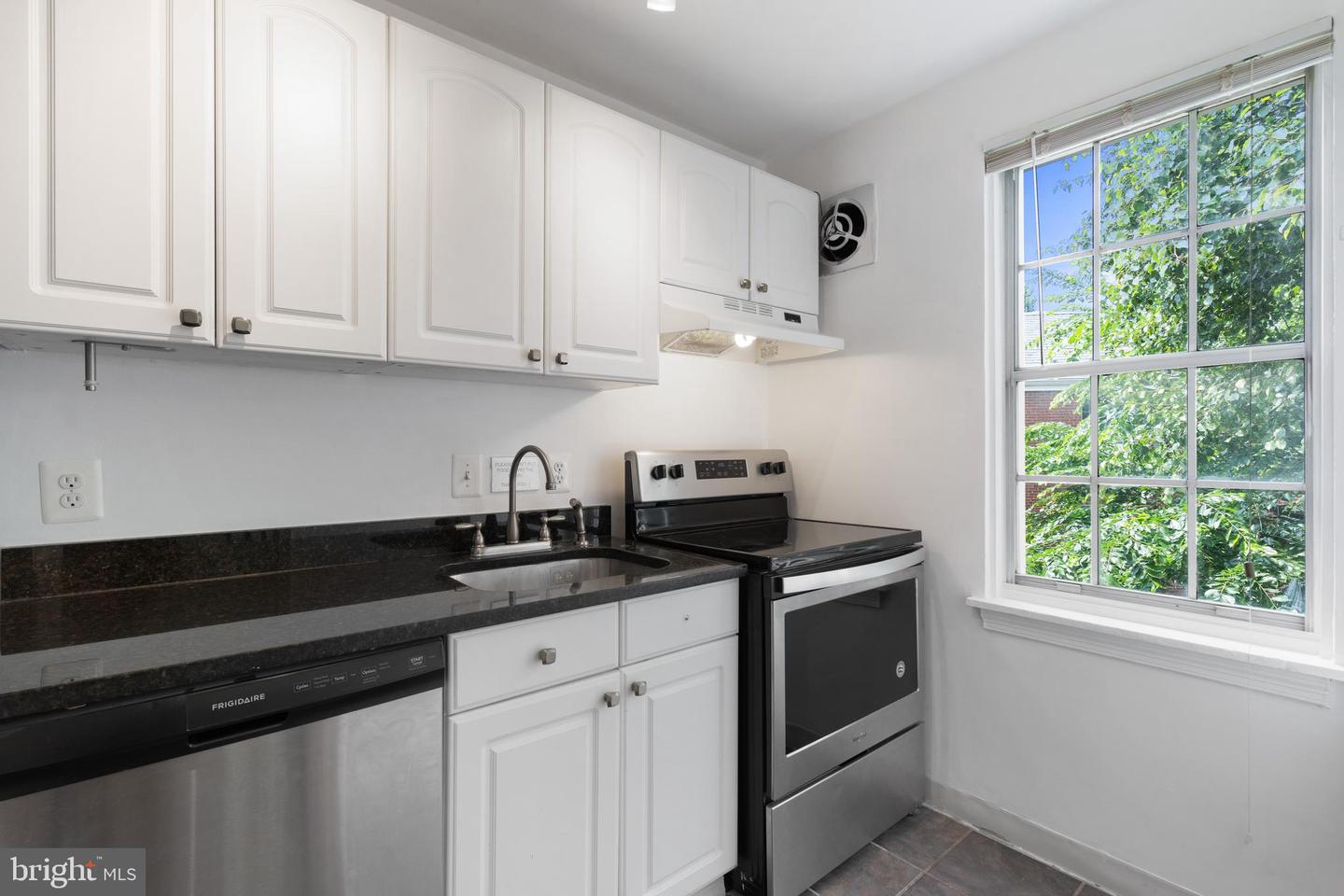 211 E GLEBE RD #C, ALEXANDRIA, Virginia 22305, 1 Bedroom Bedrooms, ,1 BathroomBathrooms,Residential,For sale,211 E GLEBE RD #C,VAAX2046074 MLS # VAAX2046074