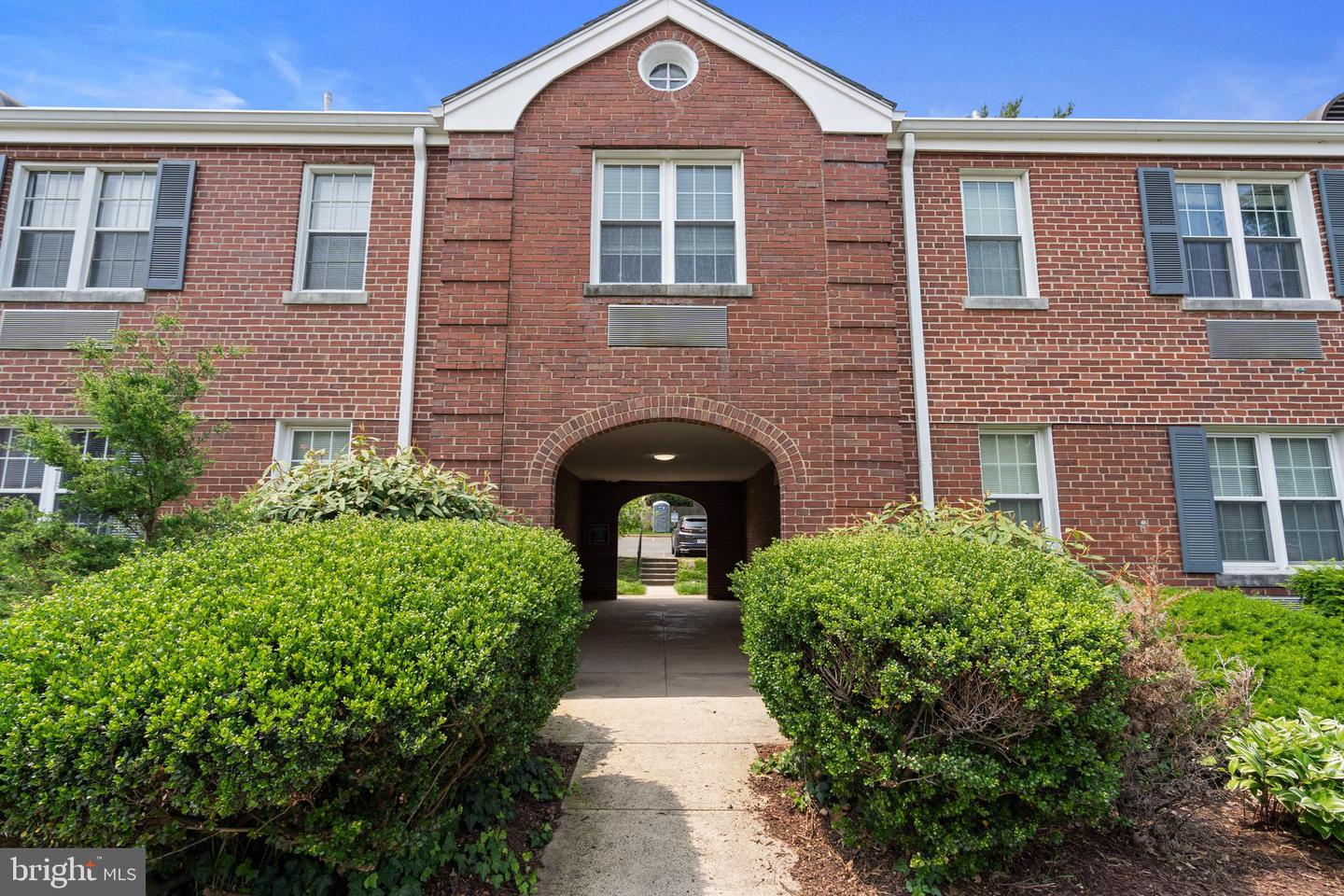211 E GLEBE RD #C, ALEXANDRIA, Virginia 22305, 1 Bedroom Bedrooms, ,1 BathroomBathrooms,Residential,For sale,211 E GLEBE RD #C,VAAX2046074 MLS # VAAX2046074