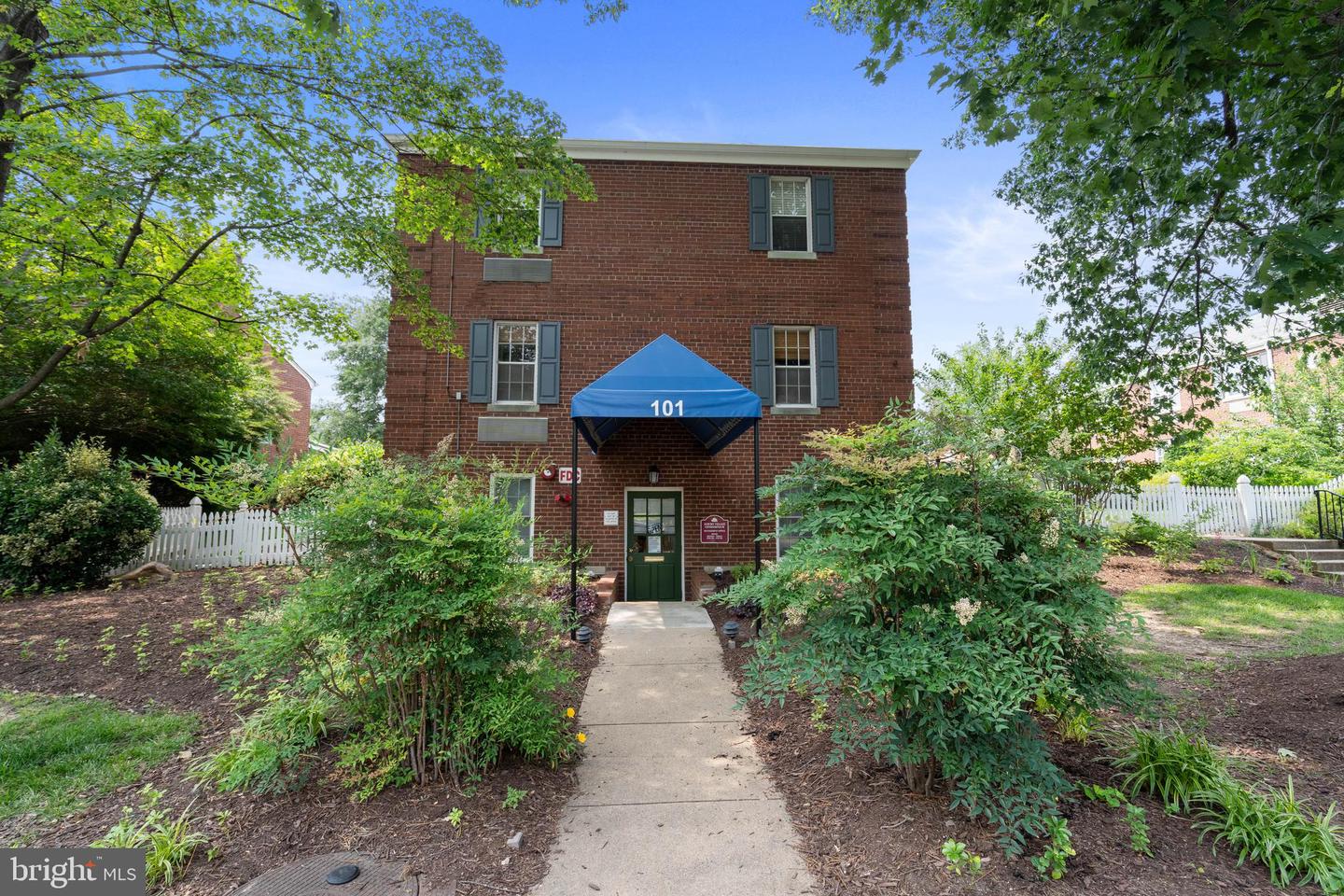 211 E GLEBE RD #C, ALEXANDRIA, Virginia 22305, 1 Bedroom Bedrooms, ,1 BathroomBathrooms,Residential,For sale,211 E GLEBE RD #C,VAAX2046074 MLS # VAAX2046074