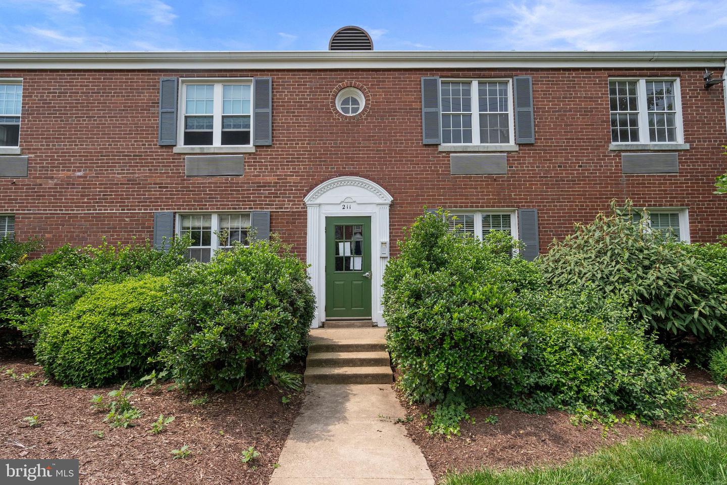 211 E GLEBE RD #C, ALEXANDRIA, Virginia 22305, 1 Bedroom Bedrooms, ,1 BathroomBathrooms,Residential,For sale,211 E GLEBE RD #C,VAAX2046074 MLS # VAAX2046074
