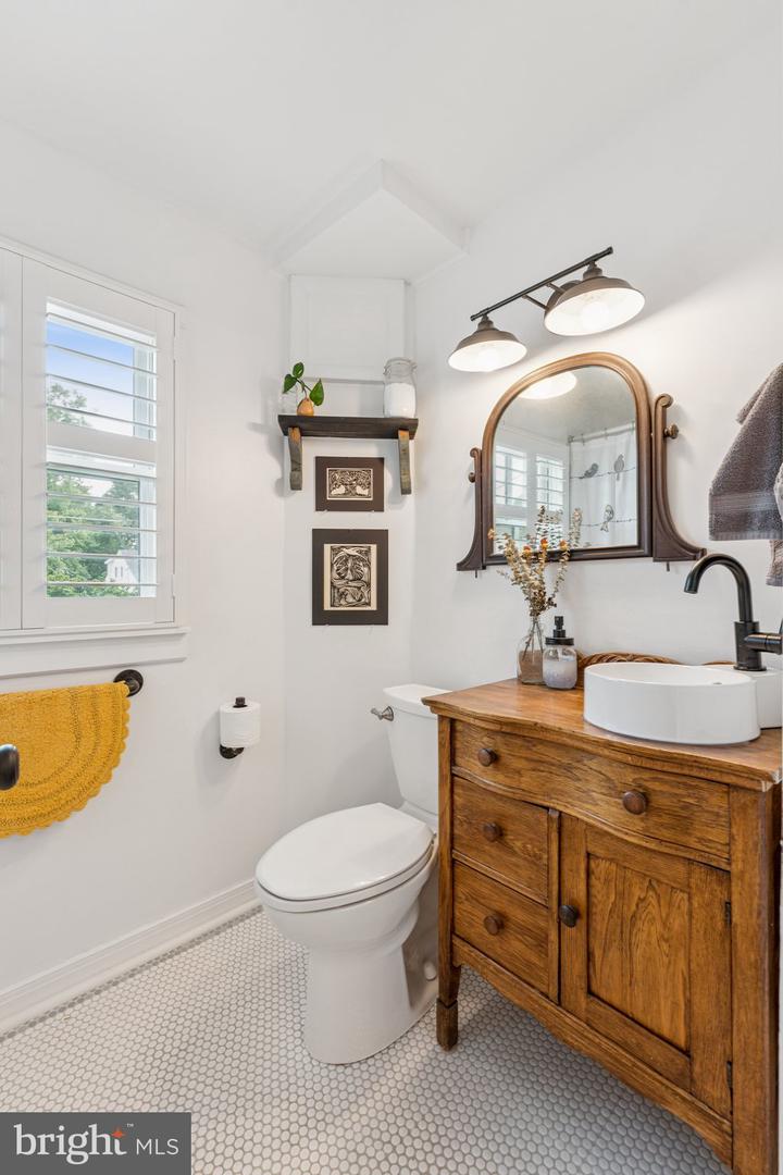 7004 LEE PARK CT, FALLS CHURCH, Virginia 22042, 3 Bedrooms Bedrooms, ,2 BathroomsBathrooms,Residential,For sale,7004 LEE PARK CT,VAFX2245296 MLS # VAFX2245296