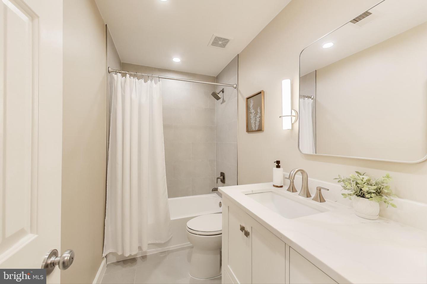 2177 S GLEBE RD, ARLINGTON, Virginia 22204, 4 Bedrooms Bedrooms, ,3 BathroomsBathrooms,Residential,For sale,2177 S GLEBE RD,VAAR2058688 MLS # VAAR2058688