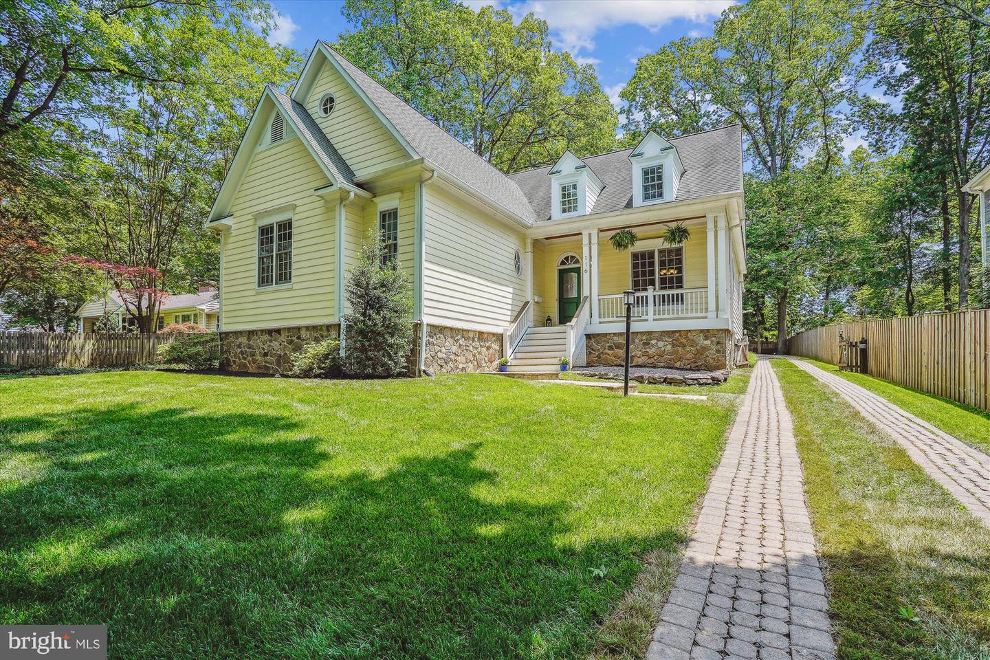 116 OAK ST SW, VIENNA, Virginia 22180, 4 Bedrooms Bedrooms, ,4 BathroomsBathrooms,Residential,For sale,116 OAK ST SW,VAFX2245784 MLS # VAFX2245784