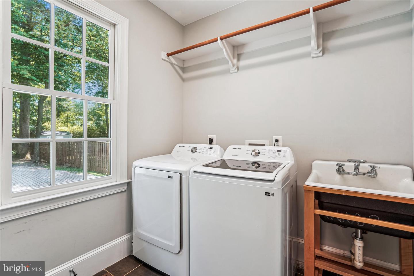 116 OAK ST SW, VIENNA, Virginia 22180, 4 Bedrooms Bedrooms, ,4 BathroomsBathrooms,Residential,For sale,116 OAK ST SW,VAFX2245784 MLS # VAFX2245784