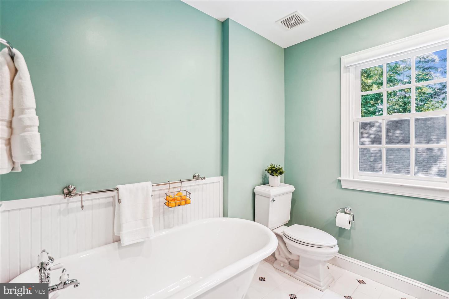 116 OAK ST SW, VIENNA, Virginia 22180, 4 Bedrooms Bedrooms, ,4 BathroomsBathrooms,Residential,For sale,116 OAK ST SW,VAFX2245784 MLS # VAFX2245784