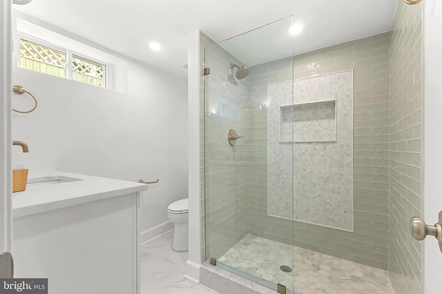 2402 E RANDOLPH AVE, ALEXANDRIA, Virginia 22301, 2 Bedrooms Bedrooms, ,2 BathroomsBathrooms,Residential,For sale,2402 E RANDOLPH AVE,VAAX2046172 MLS # VAAX2046172