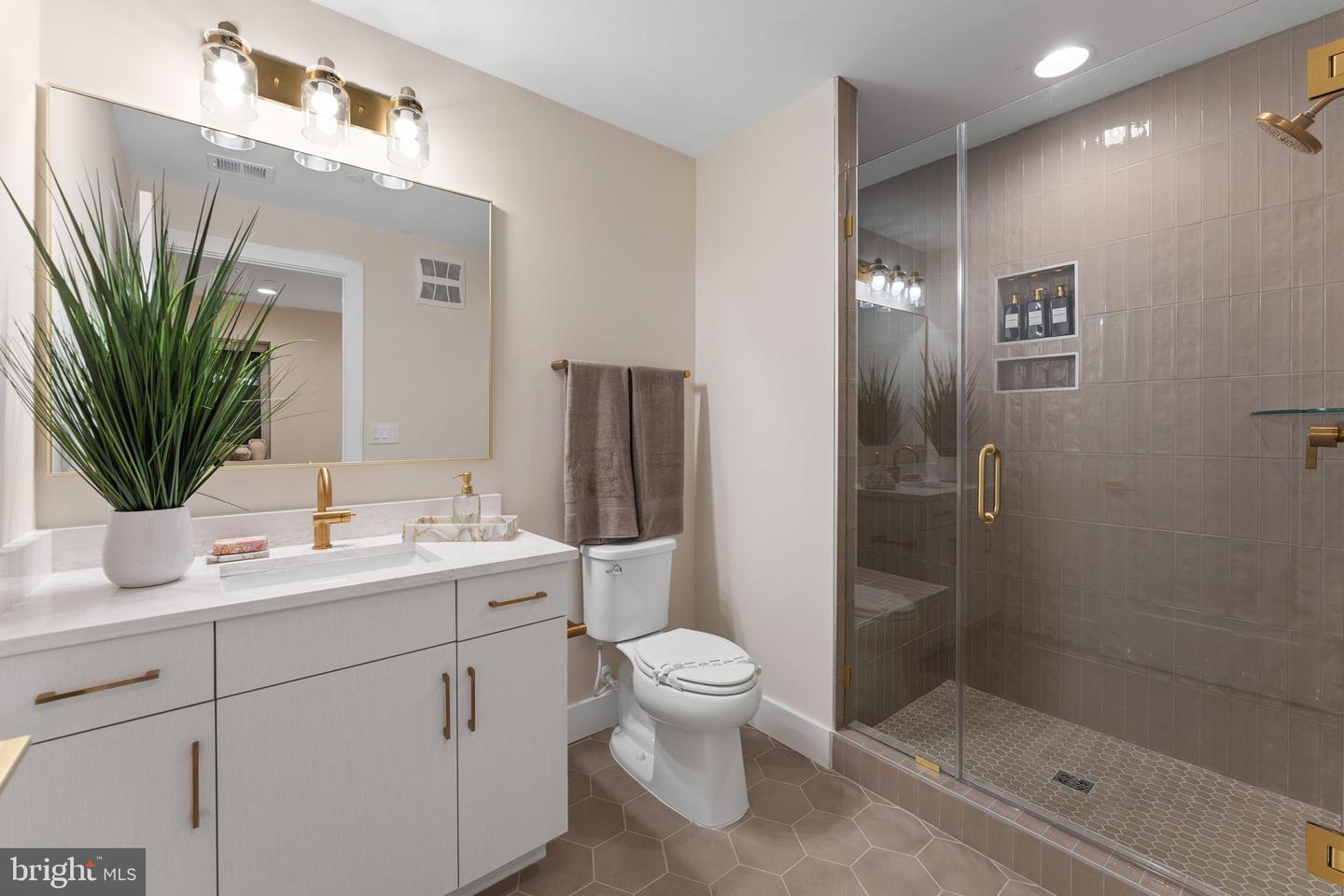 1622 CHAIN BRIDGE RD, MCLEAN, Virginia 22101, 3 Bedrooms Bedrooms, ,2 BathroomsBathrooms,Residential,For sale,1622 CHAIN BRIDGE RD,VAFX2246242 MLS # VAFX2246242
