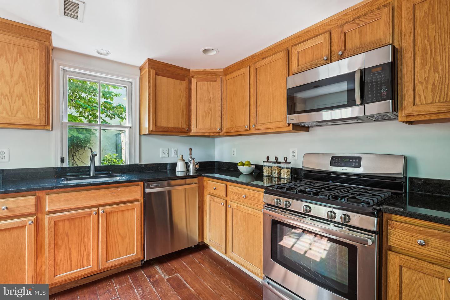 927 G ST SE, WASHINGTON, District Of Columbia 20003, 2 Bedrooms Bedrooms, ,1 BathroomBathrooms,Residential,For sale,927 G ST SE,DCDC2204624 MLS # DCDC2204624