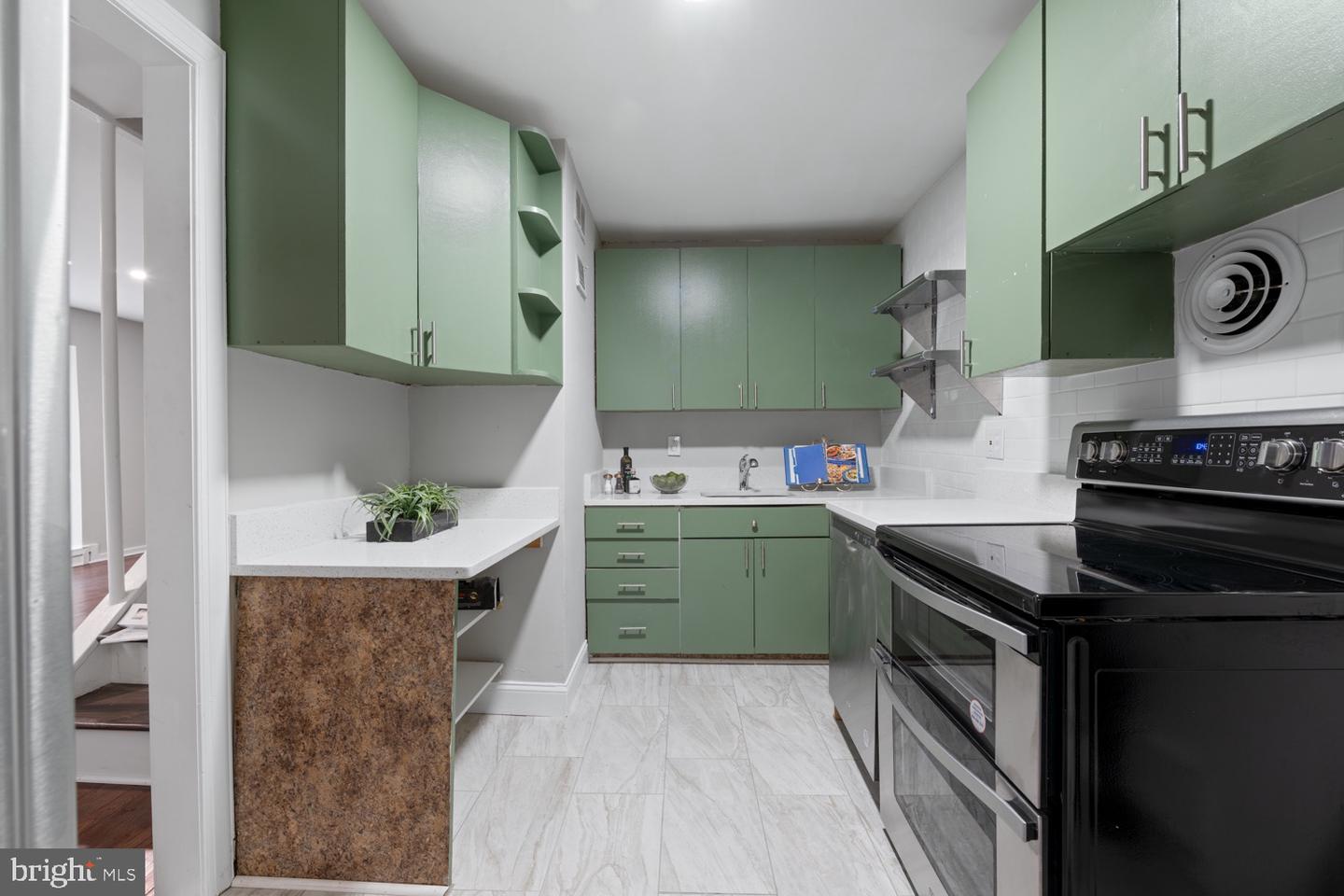 6604 CAVALIER DR, ALEXANDRIA, Virginia 22307, 4 Bedrooms Bedrooms, ,3 BathroomsBathrooms,Residential,For sale,6604 CAVALIER DR,VAFX2246308 MLS # VAFX2246308